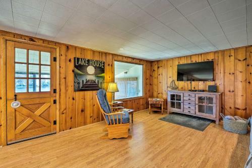 Picturesque Cottage With Sunroom On Ashmere Lake!