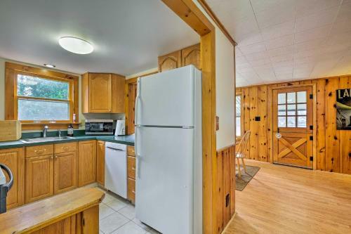 Picturesque Cottage With Sunroom On Ashmere Lake!