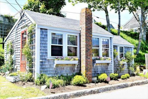 Private Beach Cottage For Two In Sconset!