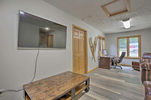 Cedar Home With Fire Pit And Grill About 3 Mi To Lakes