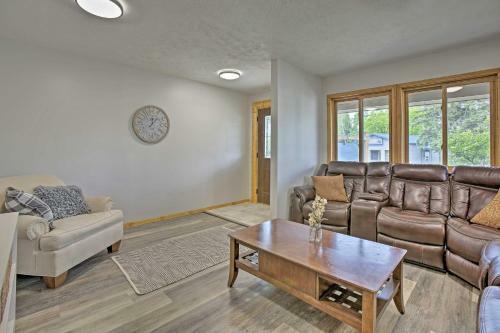 Cedar Home With Fire Pit And Grill About 3 Mi To Lakes