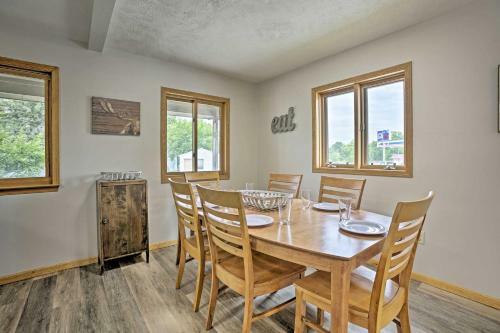 Cedar Home With Fire Pit And Grill About 3 Mi To Lakes