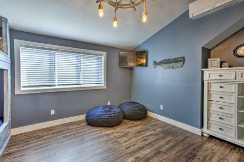 Luxe Lakefront Escape With 4 Kayaks, Hot Tub, Beach!