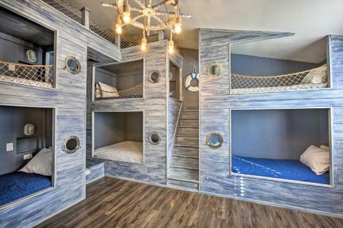Luxe Lakefront Escape With 4 Kayaks, Hot Tub, Beach!