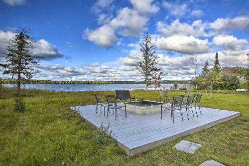 Luxe Lakefront Escape With 4 Kayaks, Hot Tub, Beach!