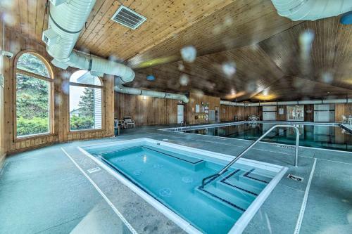 Apartamento Manistee Condo With Deck 300 Ft To Beachfront!