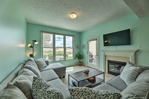 Apartamento Manistee Condo With Deck 300 Ft To Beachfront!