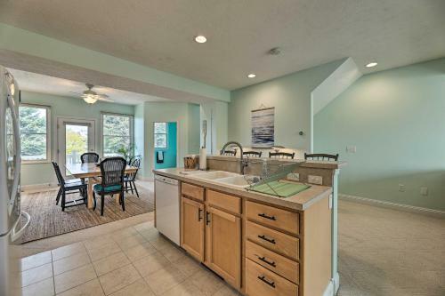 Apartamento Manistee Condo With Deck 300 Ft To Beachfront!