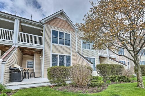Apartamento Manistee Condo With Deck 300 Ft To Beachfront!