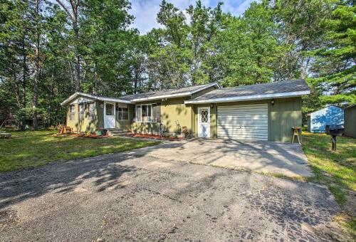 4- Season Home With Fire Pit, Walk To Higgins Lake!