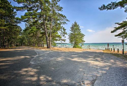 4- Season Home With Fire Pit, Walk To Higgins Lake!