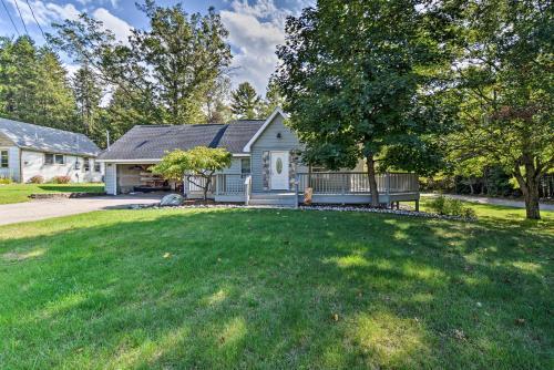 Roscommon Home With Deck, 7 Mi To Higgins Lake!