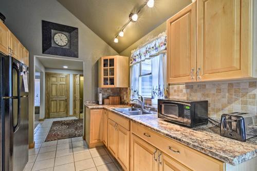 Roscommon Home With Deck, 7 Mi To Higgins Lake!