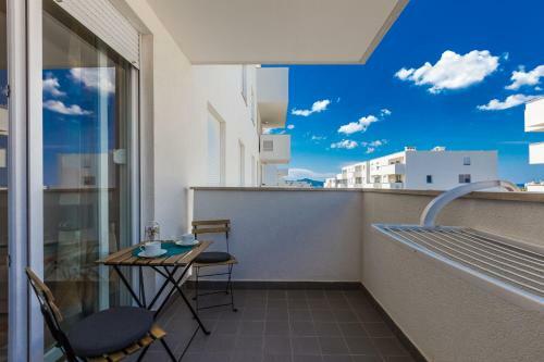 Tanja Modern Apartment With Balcony And Parking Garage