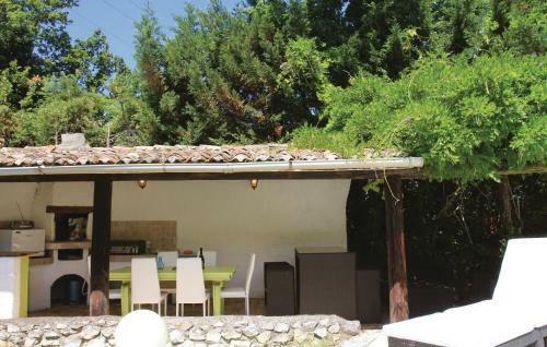 Three-bedroom Holiday Home In Puygiron