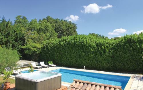 Three-bedroom Holiday Home In Puygiron