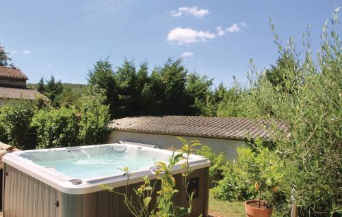 Three-bedroom Holiday Home In Puygiron