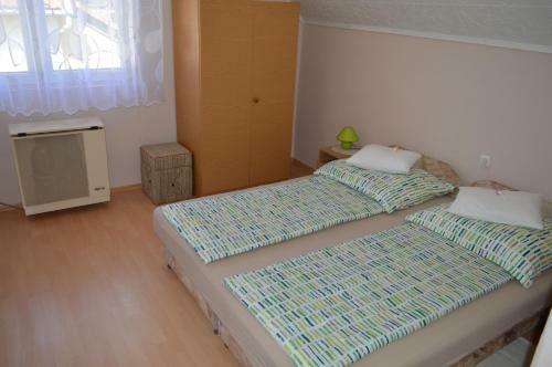 Csepp Nyaral�h�z Medenc�vel