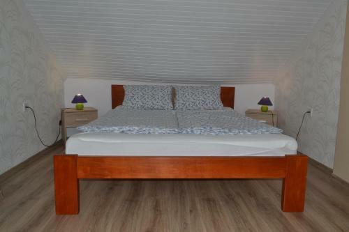 Csal�di Apartman Balatonkereszt�ron