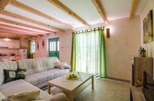 House Ulika - Freshly Renovated, Unique Rural Style