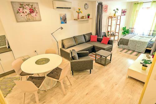 Plaza Herrer�a Central Apartments With Balconies