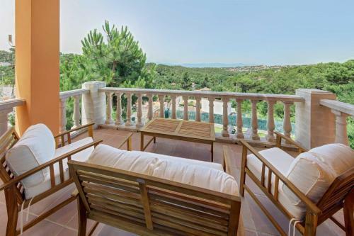 Villa Roses With Swimming Pool & Mountain View