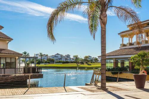 Stunning 2 Bedroom 2 Bathroom Town House - Ce7lt