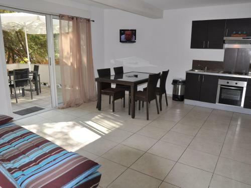 Modern Apartment With Quality Materials And Close To The Beach