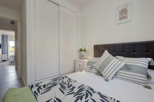 100 - Modern 2 Bed Luxury Golf Apartment In Mijas