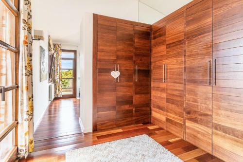 Villa De Lujo Con Piscina, Jacuzzi, Jard�n Y Terraza