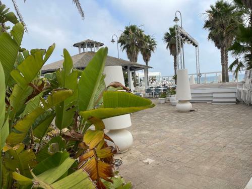 Lovely Villa With Garden And Private Beach