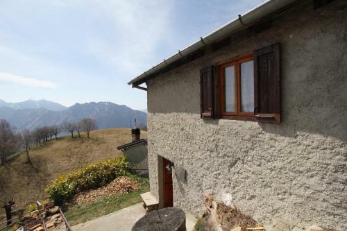 Incantevole Piccola Baita Di Montagna Con Camino
