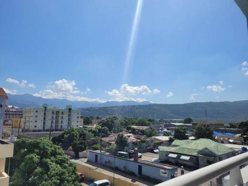 Apartamento New Kingston Condo With Rooftop Pool.