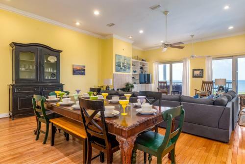 Ricky Mos' Island Oasis - 2628 Bridgeview Home
