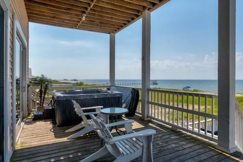 Ricky Mos' Island Oasis - 2628 Bridgeview Home