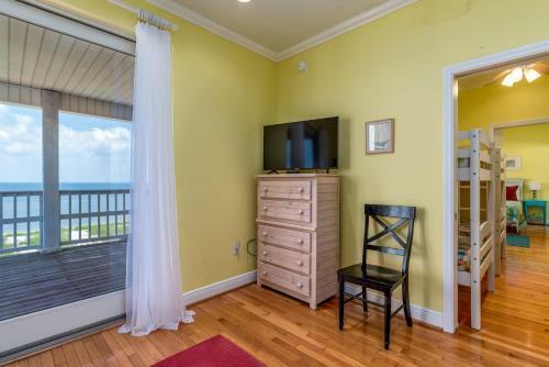Ricky Mos' Island Oasis - 2628 Bridgeview Home