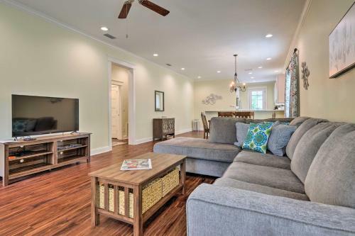 Lovely Mobile Retreat With Deck And Front Porch!
