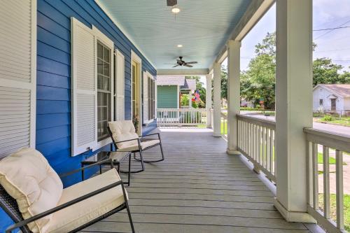 Lovely Mobile Retreat With Deck And Front Porch!
