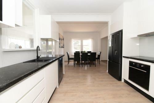 Canobolas Cottage, Amazing Farm Stay, 4 King Beds