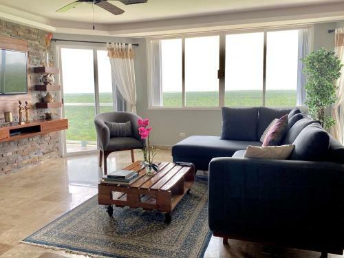 Socoa Apartment With Amazing Jungle View & Ocean Access