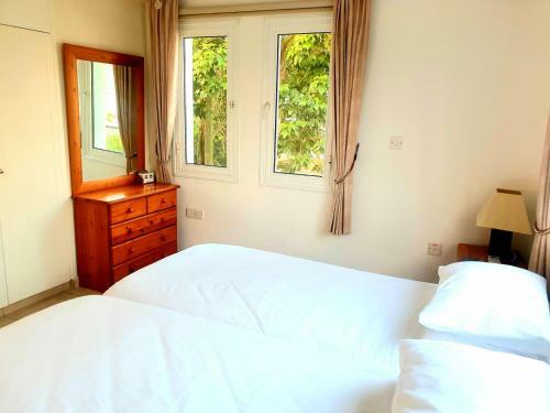 Large 1 Bed Apartment With Pvt Sun Terrance
