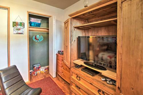 Serene Family Cabin With Fire Pit And Jungle Gym!