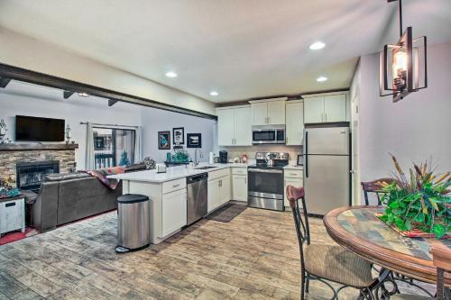 Apartamento Charming Pinetop Condo With Fireplace And Balcony