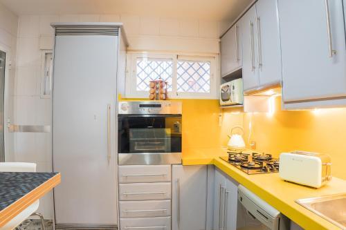 Street Level Apartment. Swimming Pool, Wifi,