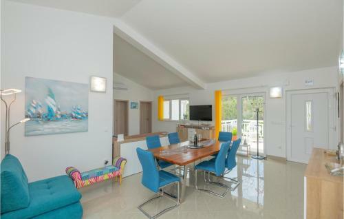 Awesome Apartment In Vrboska With 2 Bedrooms