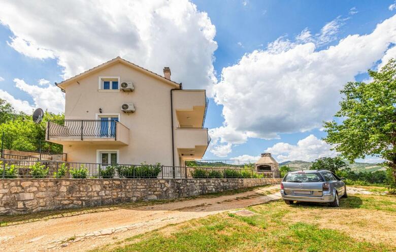 Nice Home In Vrlika With Wifi And 4 Bedrooms