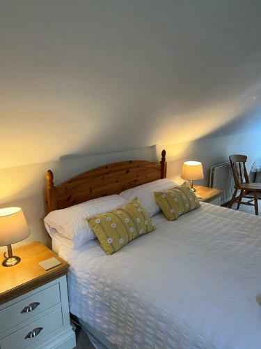 Cheerful 3 Bedroom Cottage In Central Location