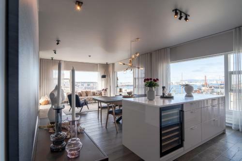 Ocean Breeze Luxury Apartment