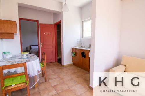 Eleni's Super Central Apartments! 5 Minutes Walking From Everything!