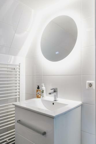De Achterkamer, A Tiny Attic On The Herengracht